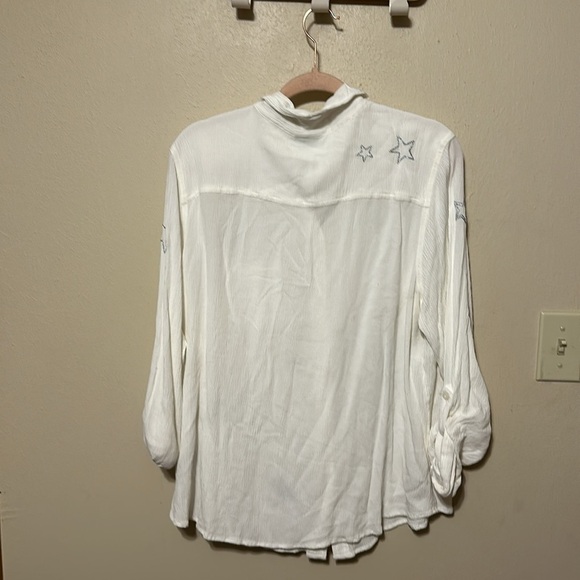 Torrid Taylor White button down shirt with embroidered silver stars Size 2X - Picture 8 of 11